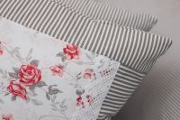 Posteľné prádlo so vzorom průžku a růža šedé a červené farby