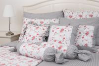 Krepové posteľné prádlo so vzorom průžku a růža šedé a červené farby