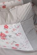 Krepové posteľné prádlo so vzorom průžku a růža šedé a červené farby