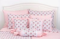 Krepové posteľné prádlo so vzorom ruže ladené do ružovej farby