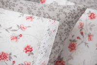 Krepové posteľné prádlo sedliackeho štýlu so vzorom šedých kvietkov a červených ružičiek