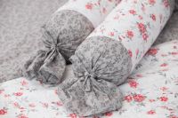 Krepové posteľné prádlo sedliackeho štýlu so vzorom šedých kvietkov a červených ružičiek