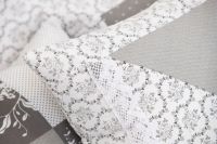 Posteľné prádlo so vzorom patchworku a kombináciu ornamenu šedej farby