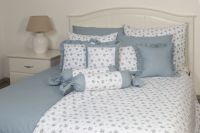 Krepové posteľné prádlo sedliackeho štýlu so vzorom drobných kvietkov a prúžku