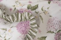 Krepové posteľné prádlo sedliackeho štýlu so vzorom hortenzie a prúžkov ladené do zelenej farby