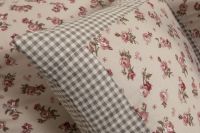 Krepové posteľné prádlo sedliackeho štýlu so vzorom ružičiek a drobné kocky ladené do hnedej farby