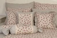 Krepové posteľné prádlo sedliackeho štýlu so vzorom ružičiek a drobné kocky ladené do hnedej farby