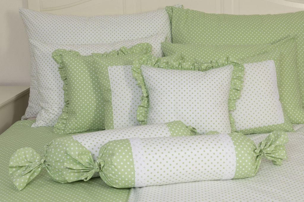 Krepové posteľné prádlo sedliackeho štýlu so vzorom bodiek ladené do biele a zelene farby