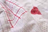 Flanelové obliečky so vzorom patchworku a srdiečok PATCHWORK ČERVENÉ SRDIEČKA