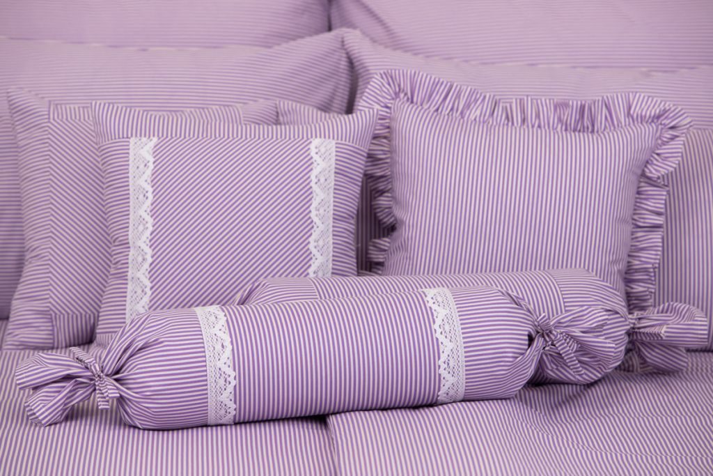 Pekné obojstranné krepové obliečky s prúžkami vo fialovej farbe