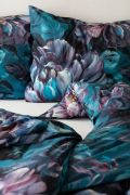 Posteľné bavlnené obliečky v kvetinovom vzore ladené do tmavých farieb. Matějovský