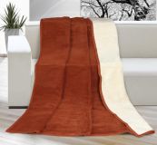 Pekná jednofarebná deka v orieškovo-béžovej kombinácii | 150/200