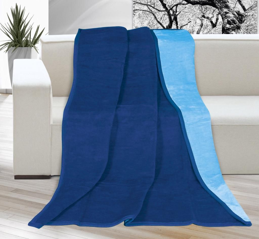 Pekná jednofarebná deka v odtieňoch modrej farby