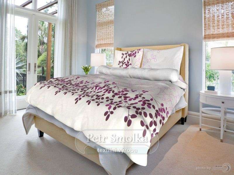 Bavlnené posteľné prádlo biele s vínovými kvetmi smolka